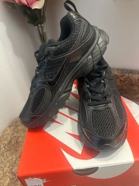 Nike boys Black Athletic Running Sneakers